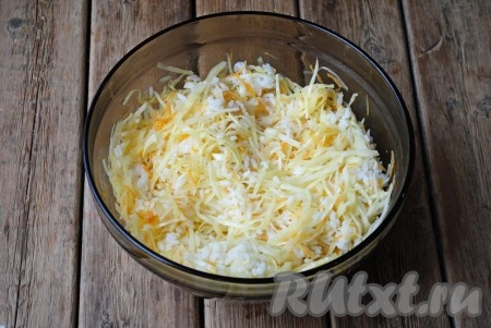 Смешать обжаренные овощи с рисом, посолить и поперчить по вкусу.&nbsp;
