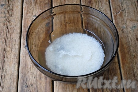 Рис хорошо промыть (до прозрачной воды). Полностью залить рис чистой холодной водой, поставить на огонь, после закипания уменьшить огонь и отварить до полуготовности (сверху рис должен стать мягким, а внутри остаться ещё сырым), лишнюю воду слить через дуршлаг.
