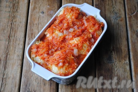 Залить постные ленивые голубцы приготовленным томатным соусом.
