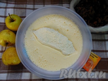 Добавьте просеянную муку с разрыхлителем.