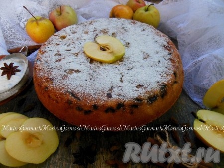 Остывшую шарлотку с изюмом и яблоками, по желанию, посыпьте сахарной пудрой. Великолепный, ароматный пирог подавайте с чашечкой горячего чая или кофе.
