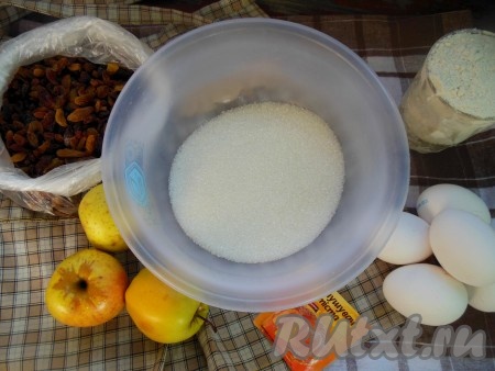 Для приготовления шарлотки с изюмом и яблоками я взяла вот такие продукты.