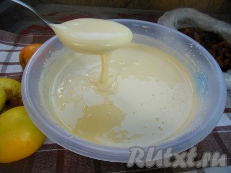 Взбейте массу на низких оборотах миксера или перемешайте до однородного состояния при помощи лопатки. Тесто должно легко стекать с ложки, в тоже время оно будет не слишком густым, но и не жидким.
