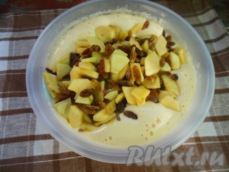 Добавьте яблоки с изюмом в тесто, перемешайте с помощью лопатки.