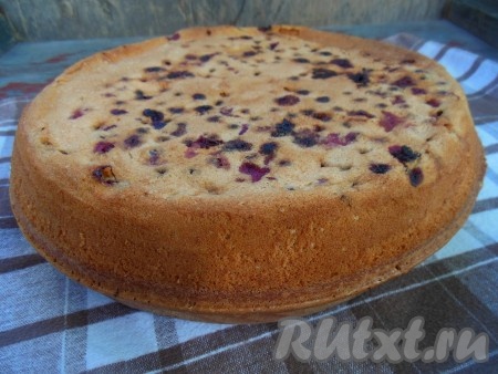 Достаньте форму с выпечкой из духовки, дайте пирогу слегка остыть прямо в форме. Затем при помощи ножа проведите по краю формы. Переверните шарлотку на поднос или тарелку и оставьте до полного остывания.
