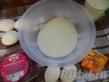 Для приготовления шарлотки с клюквой я взяла вот такие продукты.