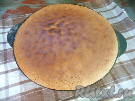 Выпекайте шарлотку с клюквой при температуре 170-180 градусов около 35-40 минут. Проверьте готовность с помощью деревянной шпажки (при прокалывании готового пирога шпажка должна остаться сухой).
