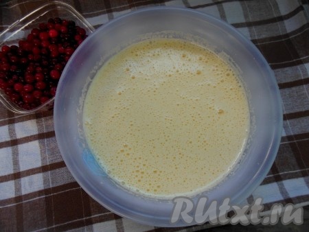 Взбейте миксером яйца с сахаром до увеличения массы в объёме и растворения сахара (примерно, 4 минуты).
