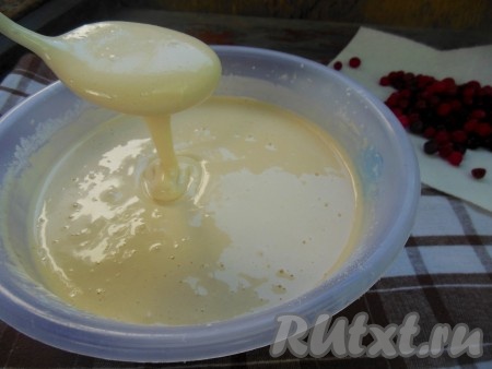 Перемешайте массу ложкой или взбейте на низких оборотах при помощи миксера. По консистенции тесто напоминает не слишком густую, но и не жидкую сметану, плавно стекает с ложки (как на фото).
