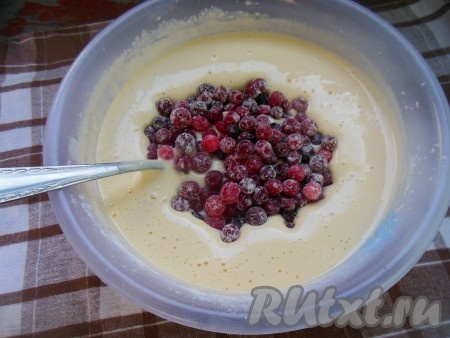 Отправьте ягоды в тесто, перемешайте при помощи лопаточки.