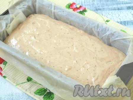 Клубничное тесто выложить поверх слоя белого теста и разровнять.
