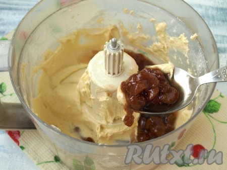 Застелить пергаментом форму для выпечки кекса и выложить немного больше половины теста. В оставшееся тесто добавить клубничное варенье и хорошо взбить.