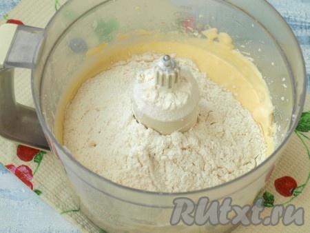 В чашу добавить муку и разрыхлитель.