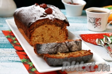 Остывший кекс, приготовленный с добавлением клубничного варенья, посыпать сахарной пудрой и затем нарезать на кусочки. Выпечка получается аппетитной и вкусной, попробуйте!
