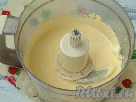 Хорошо взбивать яично-сливочную смесь после добавления каждого яйца.

