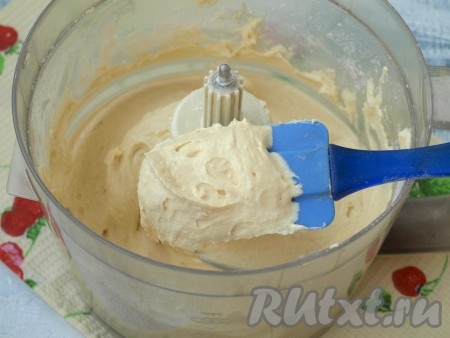 Взбить тесто до кремообразной консистенции, оно получится достаточно густым (как на фото).
