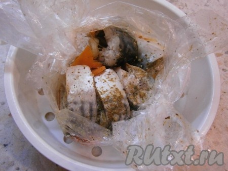 Готовить в мультиварке на режиме "На пару" 30 минут, налив в нижнюю чашу холодную воду. Затем пакет разрезать.
