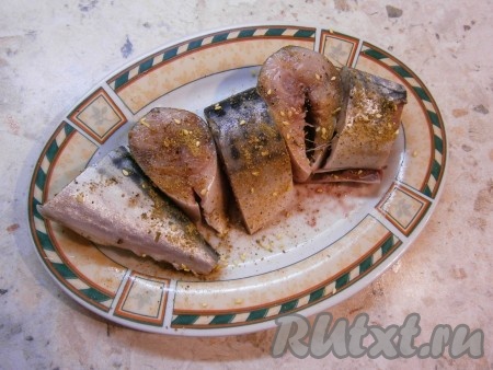 Удалить голову и хвост, а также внутренности. Рыбу хорошо вымыть, обсушить и нарезать кусочками шириной около 4 см. Посолить кусочки скумбрии, посыпать специями, оставить минут на 15.
