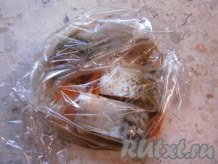 Далее сложить в пакет кусочки скумбрии. Пакет тщательно завязать с двух сторон.
