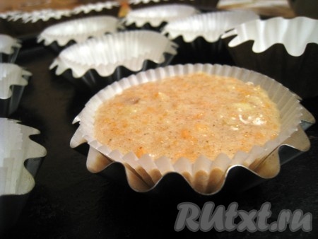 Разложить тесто по формочкам - силиконовым, бумажным или смазанным металлическим.