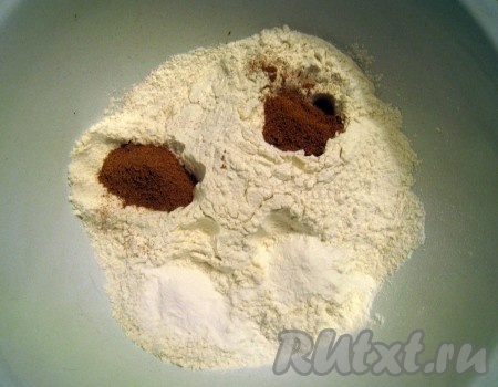 Соединить муку, соль, разрыхлитель и молотую корицу.
