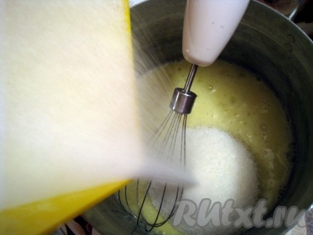 Сахар взбить с яйцами.
