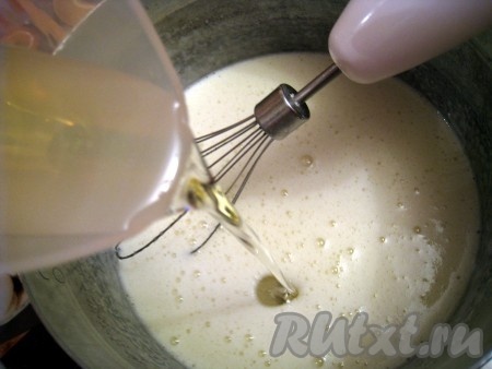 Добавить растительное масло в яичную массу, перемешать.
