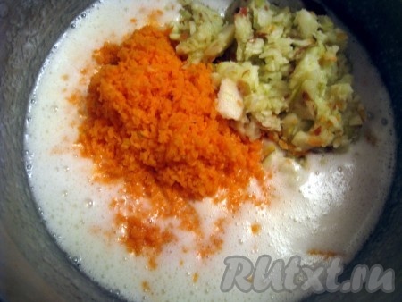 Измельчить в блендере или натереть яблоки и морковь, добавить их к яйцам, сахару и растительному маслу.
