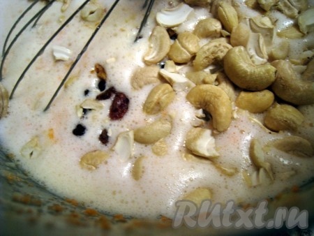 Затем добавить изюм, кокосовую стружку и орехи.
