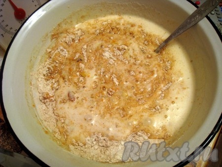 Полученную массу соединить со смесью из муки, корицы, разрыхлителя, соли и быстро перемешать.