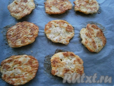 Поместить котлеты на 20 минут в духовку, разогретую до 180 градусов, после чего перевернуть их лопаткой и запекать еще минут 5.
