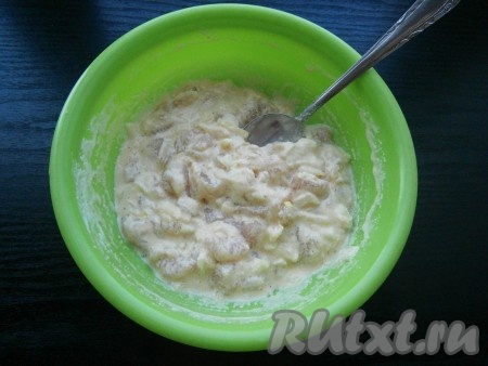 Фарш хорошо перемешать и оставить минут на 20.
