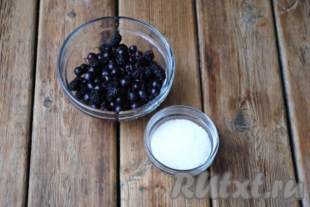 Замороженные ягоды заранее достать из морозильной камеры и разморозить при комнатной температуре. Размороженные ягоды откинуть на сито, чтобы стёк&nbsp;образовавшийся сок. Для начинки нам понадобятся подготовленные ягоды и сахар. 