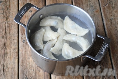 В кастрюле вскипятить воду, немного посолить, опустить порцию вареником, аккуратно перемешать, после закипания воды уменьшить огонь и варить около 5 минут с момента всплытия на небольшом огне. 
