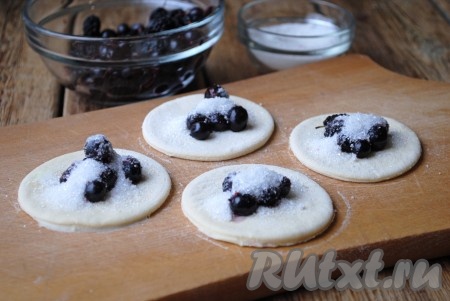 Количество сахара регулируйте по своему вкусу, чем кислее ягоды - тем больше сахара.&nbsp;
