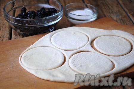 С помощью стакана или чашки вырезать кружочки. Обрезки теста используйте для повторного раскатывания и вырезания кружков.