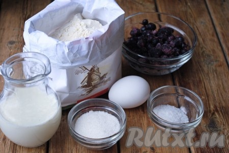 Подготовить необходимый набор ингредиентов для приготовления вареников с замороженными ягодами. 