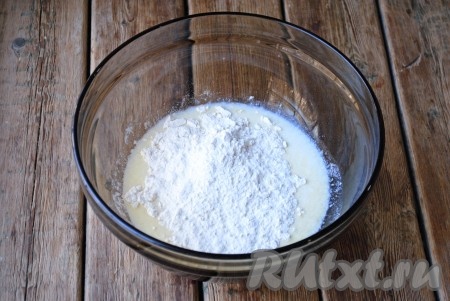 Частями всыпать просеянную муку и замесить мягкое, эластичное тесто.
