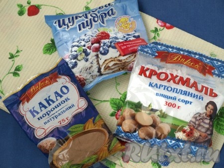 Возьмём необходимые нам сыпучие продукты - какао, сахарную пудру и картофельный крахмал. Воду советую взять фильтрованную, налить её в пластиковую ёмкость и поставить в морозилку на 15-20 минут.
