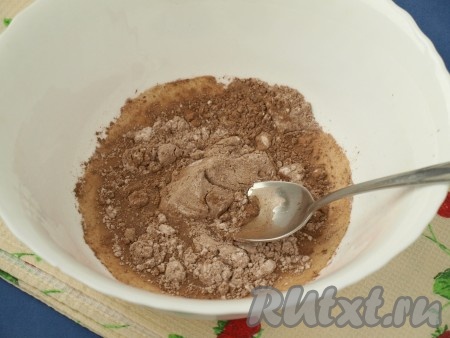 Затем добавляем к просеянным сыпучим ингредиентам ледяную воду и хорошо перемешиваем ложкой.
