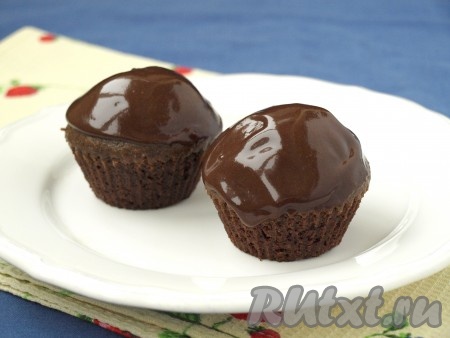 Наносим глазурь на готовую остывшую выпечку. По желанию, можно нанести сверху кондитерскую посыпку или цукаты, они хорошо зафиксируются.
