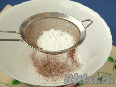 Все сыпучие ингредиенты отмеряем столовыми ложками без горки и просеиваем через сито.