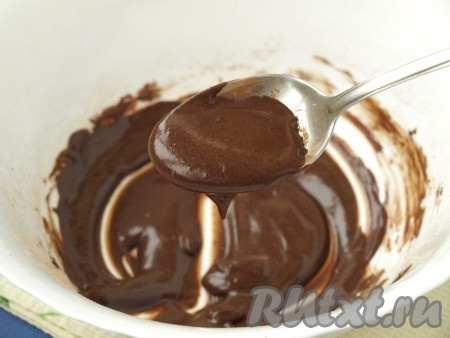 Растираем тщательно все комочки до получения глянцевой однородной массы. Постная шоколадная глазурь должна держаться на ложке и стекать очень плавно (как на фото).
