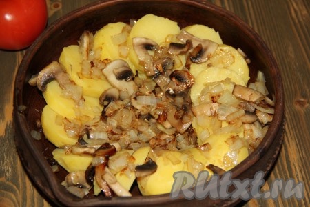 Поверх картофеля выложить грибы с луком, слегка посолить.
