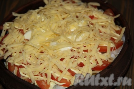 Влить в форму немного воды. Сыр натереть на крупной тёрке и посыпать наше блюдо. Поставить форму с рыбой по-монастырски в разогретую духовку и запекать при температуре 200 градусов 20-25 минут.