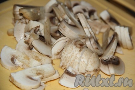 Шампиньоны вымыть и нарезать пластинками.
