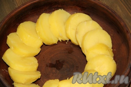 В жаропрочную форму выложить картофель.
