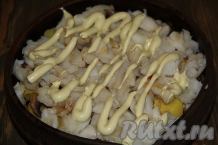 Рыбку посолить и обжарить на сильном огне с двух сторон на сковороде с добавлением растительного масла (примерно, по 2 минутки с каждой стороны). Затем выложить рыбу поверх грибов и нанести сеточку из майонеза.