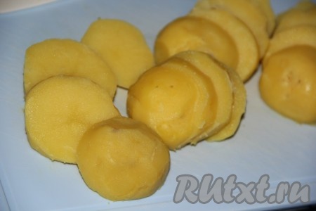Вареный картофель очистить от кожуры и нарезать кружочками толщиной, примерно, 1 см.
