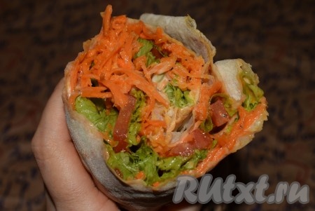 Всё! Можно наслаждаться сочной, аппетитной, вкуснейшей постной шаурмой, приготовленной в домашних условиях.
